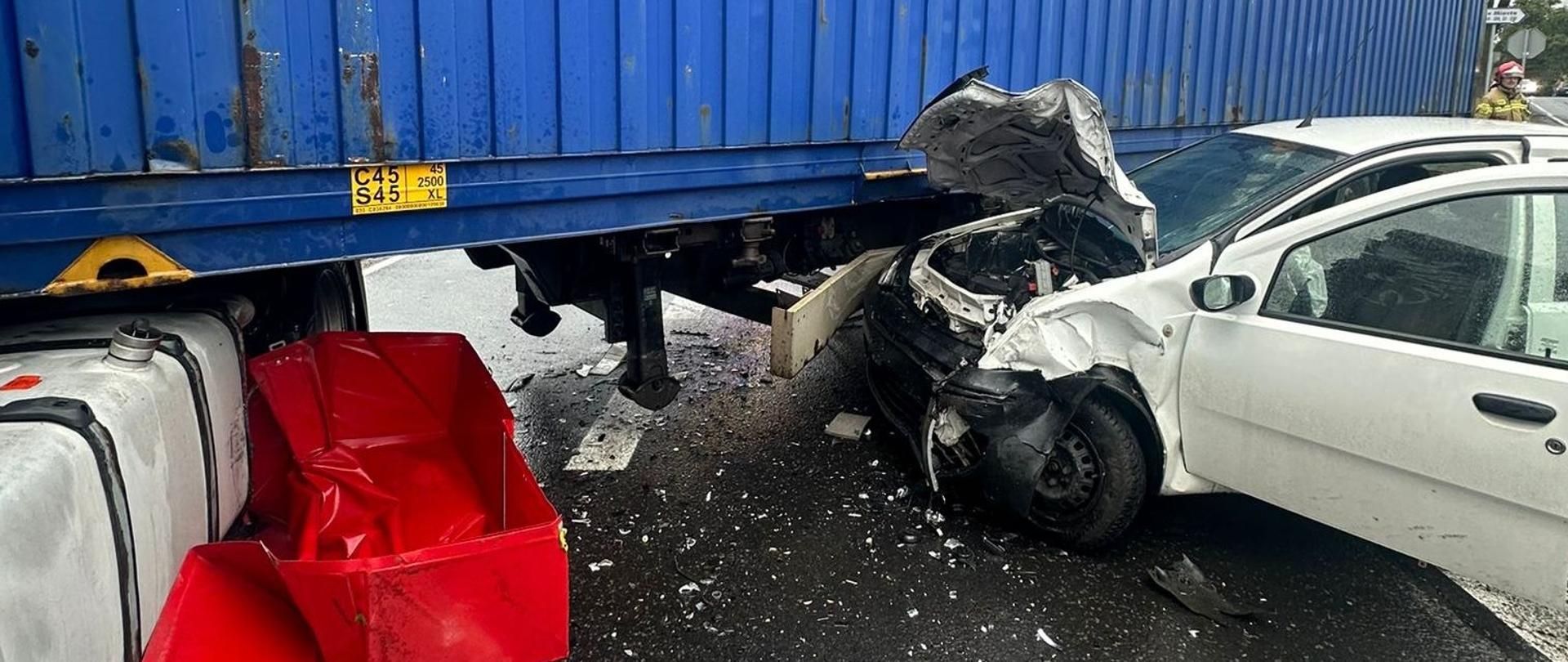 Uszkodzony samochód uderzył w bok naczepy