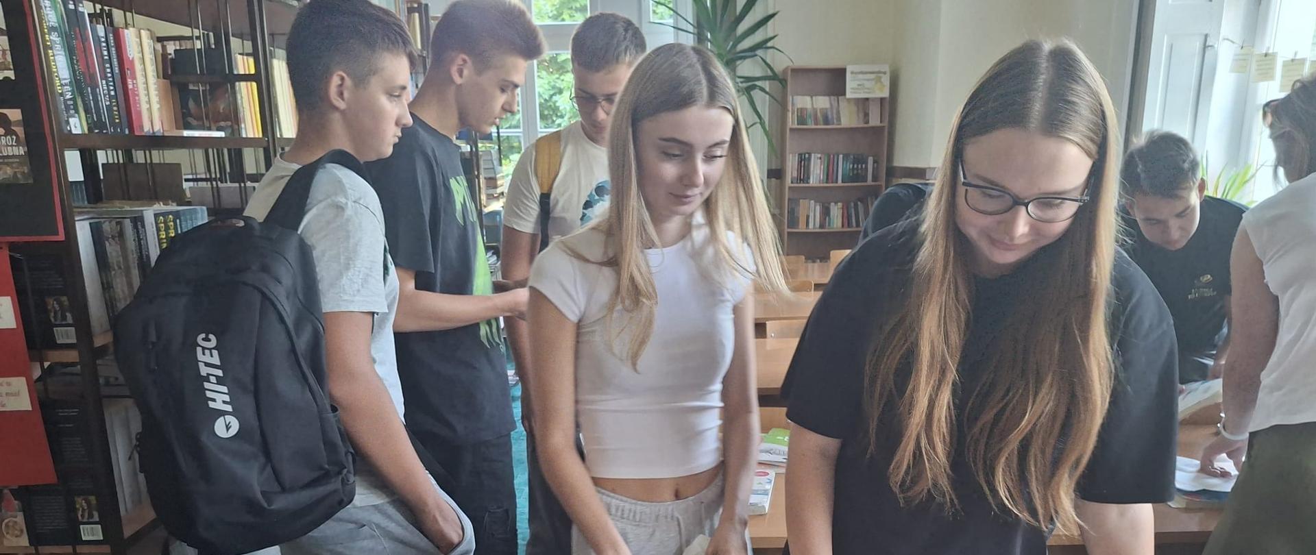 Uczniowie sprzedający i kupujący podręczniki 
