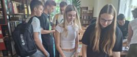 Uczniowie sprzedający i kupujący podręczniki 