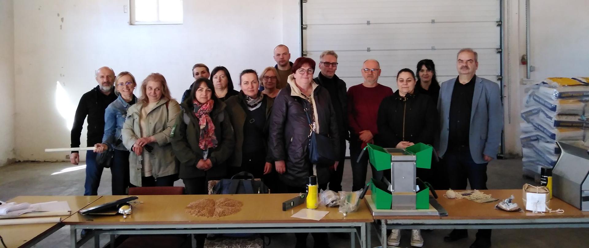 grupa osób pozująca do wspólnego zdjęcia