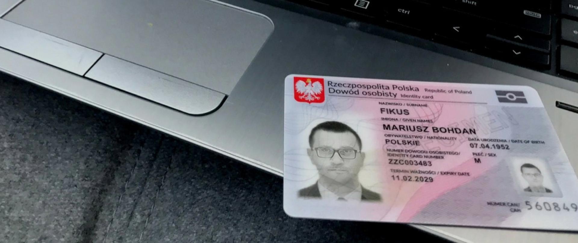 Edowód leżący na klawiaturze komputera