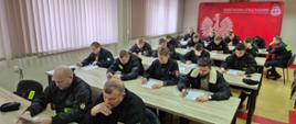 Druhowie OSP w trakcie pisanie egzaminu dowódców OSP,