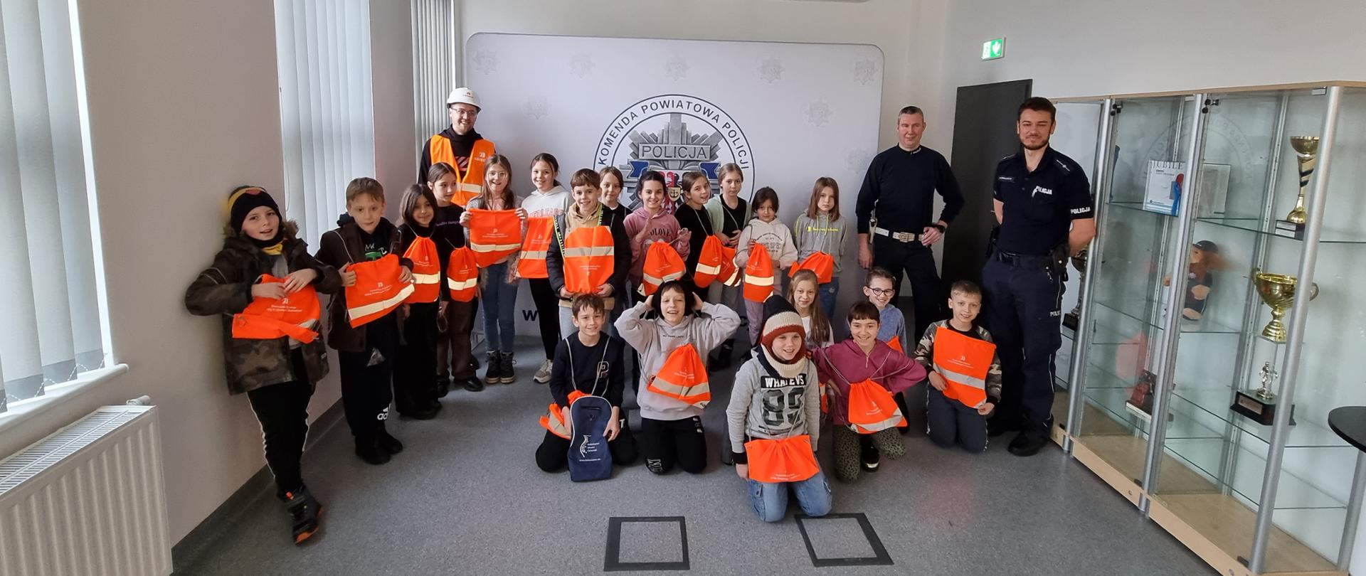 Bolesławiec - luty 2023 - pogadanka o bezpieczeństwie z trzecioklasistami - fot. Magda Szumiata/GDDKiA