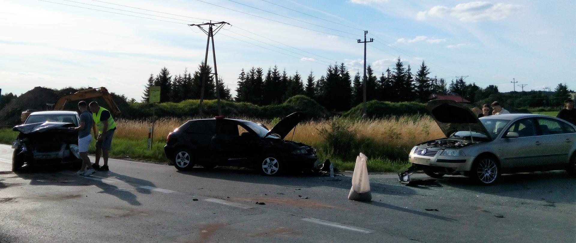 Na zdjęciu przedstawiono trzy samochody osobowe, które uległy zderzeniu. 