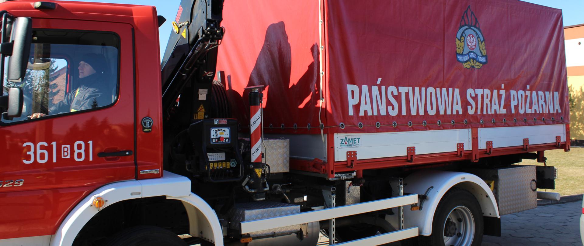 Samochód strażacki z załadowanym sprzętem wyruszający do Komendy Wojewódzkiej PSP w Białymstoku