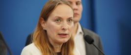 Minister funduszy i polityki regionalnej Katarzyna Pełczyńska-Nałęcz stoi przed mikrofonem