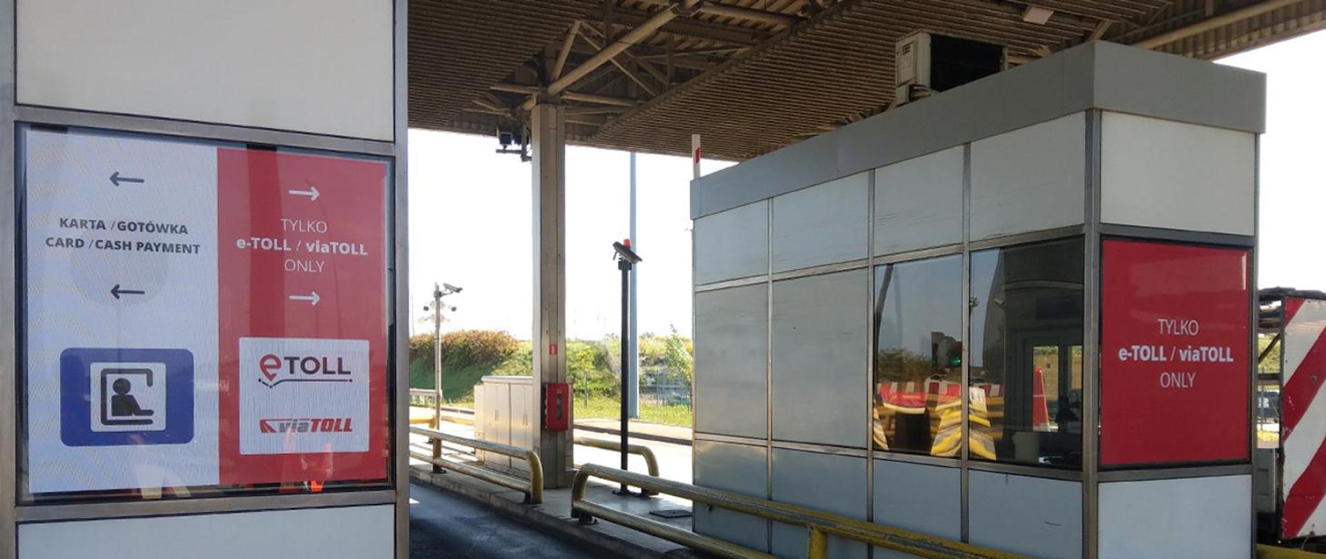 Na zdjęciu widoczne bramki poboru opłat na autostradzie.