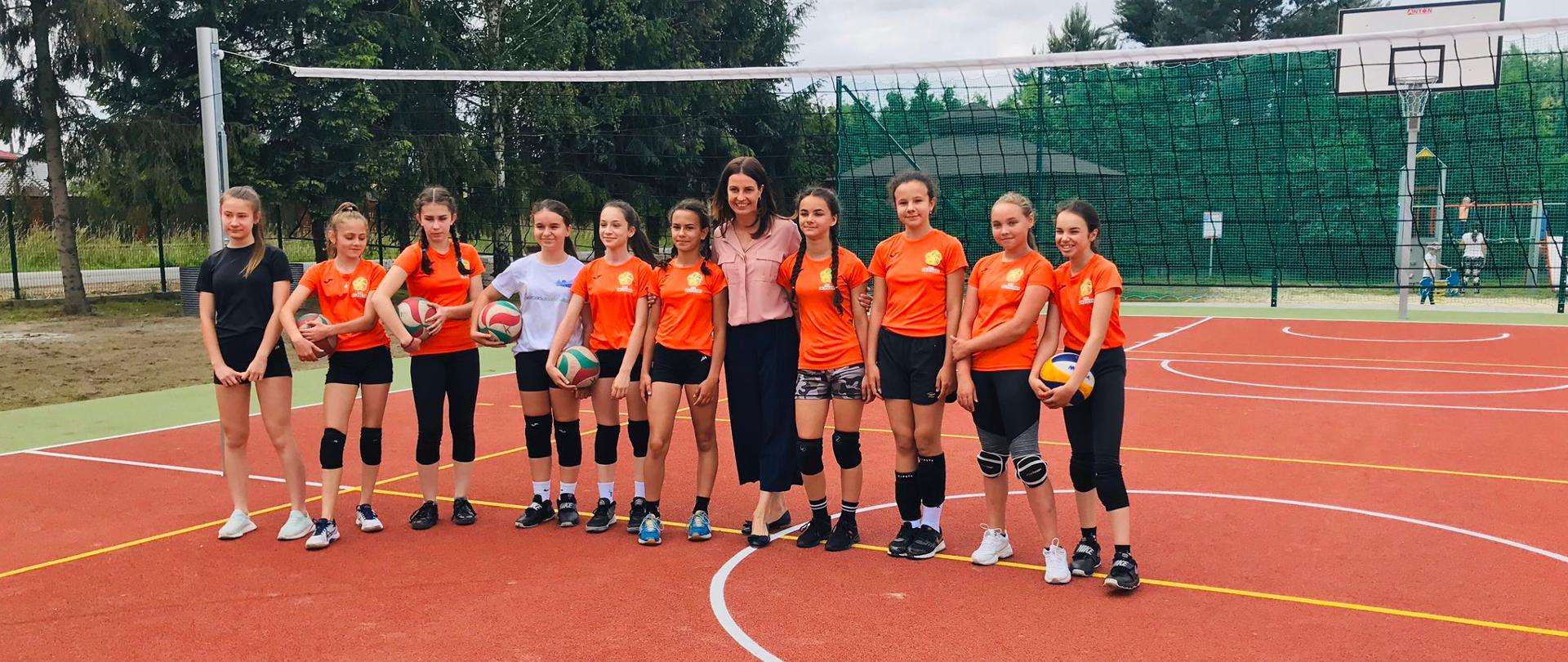 Grupowe zdjęcie młodych siatkarek z Minister Sportu.