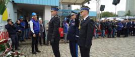 Zastępca pomorskiego komendanta wojewódzkiego Państwowej Straży Pożarnej, zastępca komendanta wojewódzkiego Policji wspólnie ze strażakiem złożyli wieniec, oddając honory. 