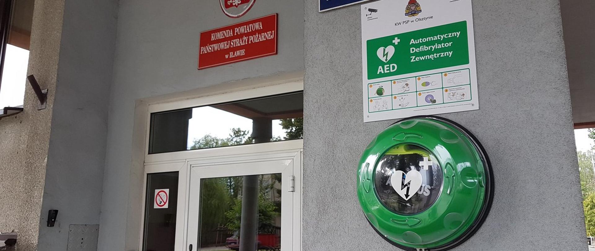 Defibrylator, który w sierpniu 2019 roku zawisł na ścianie iławskiej strażnicy. 