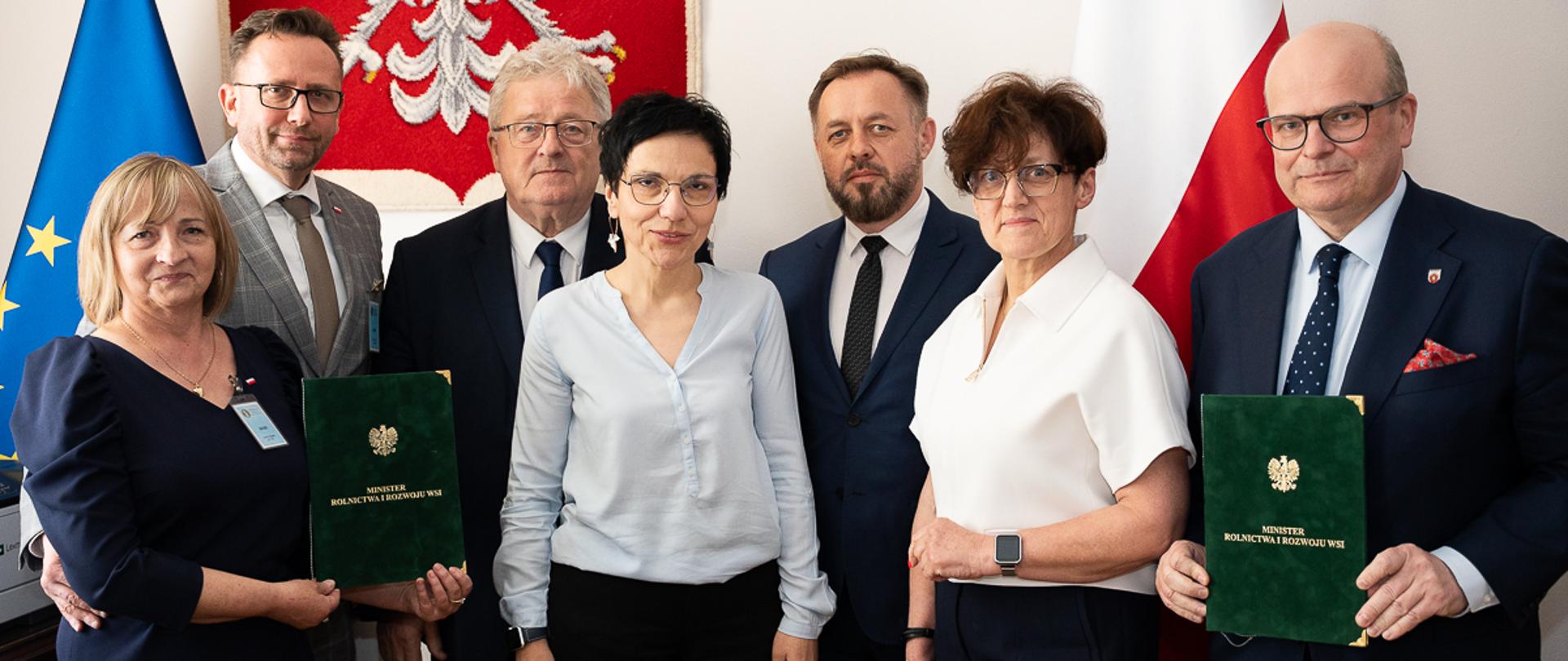 Minister Czesław Siekierski z sygnatariuszami porozumienia (fot. MRiRW)