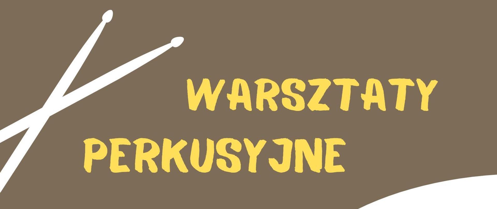 Grafika - afisz. Tło brązowe z graficznymi elementami przedstawiającymi pałeczki perkusyjne i zestaw perkusyjny. Na górze napis: WARSZTATY PERKUSYJNE. W dolnej części napis: poprowadzi dr Wojciech Herzyk. na samym dole w lewym rogu logo PSM Nysa, obok napis określający datę i miejsce imprezy: środa, 9 lutego 2023 od godziny 10.00 Sala Koncertowa im. jerzego Kozarzewskiego.