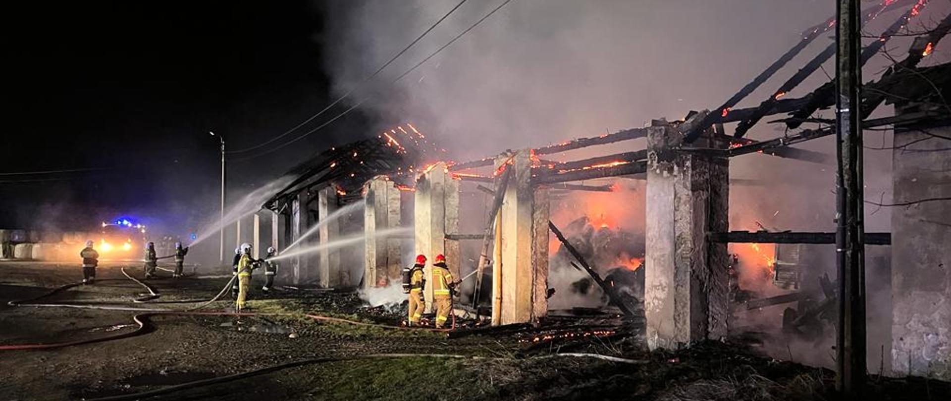 13.03.2023 po godzinie 23:47 doszło do dużego pożaru budynku magazynowego, w którym znajdowały się maszyny rolnicze, w miejscowości Simoradz, gmina Dębowiec. Na szczęście w wyniku tego zdarzenia nie było osób poszkodowanych. 