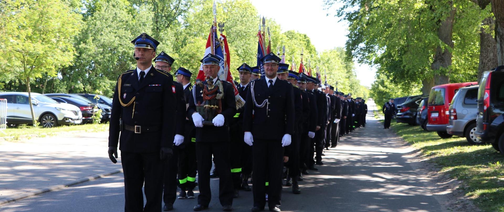 Dowódca uroczystości oraz sztandary.