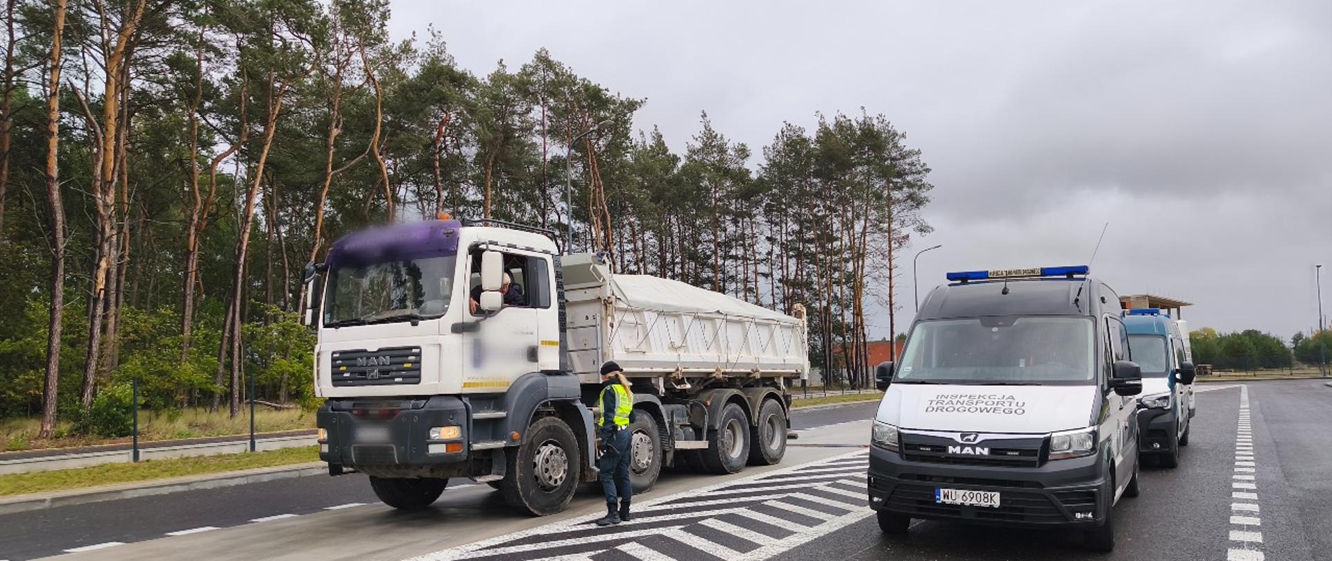 Kontrole przeważonych pojazdów w Bronisławowie