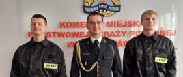 Na zdjęciu widocznych trzech strażaków stojących w szergu. Od lewej: str. Michał Karaś, st. bryg. Tomasz Wojciechowski oraz str. Paweł Kwast.
