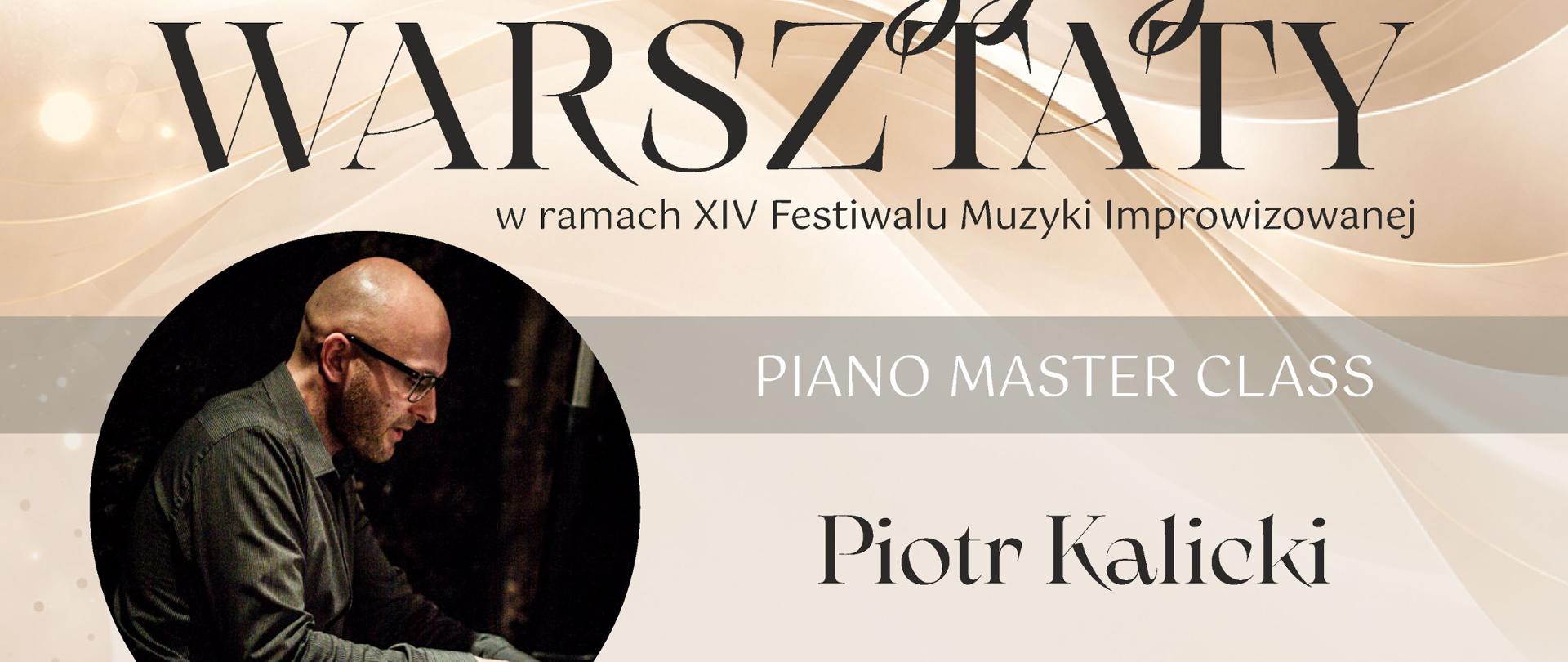 Pionowy plakat zapowiadający warsztaty pianistyczne pod nazwą „Piano Master Class”, organizowane w ramach XIV Festiwalu Muzyki Improwizowanej. Prowadzącym warsztaty jest Piotr Kalicki. Plakat utrzymany jest w eleganckiej, stonowanej stylistyce, z dominacją kremu, beżu, jasnego brązu i złamanej bieli. Ciemne napisy kontrastują z jasnym tłem ozdobionym delikatnymi, falującymi liniami i rozproszonymi punktami świetlnymi.
1. Górna część plakatu – tytuł warsztatów
W górnej części plakatu znajduje się duży, ozdobny napis:
„Muzyczne
WARSZTATY”
Słowo „Muzyczne” zapisano dekoracyjną, kaligraficzną czcionką z długimi, finezyjnymi zawijasami. Poniżej umieszczono słowo „WARSZTATY”, zapisane bardzo dużymi, eleganckimi literami szeryfowymi w kolorze ciemnobrązowym.
Pod tytułem widnieje napis:
„w ramach XIV Festiwalu Muzyki Improwizowanej”
Zapisany jest mniejszą, prostą czcionką w ciemnym kolorze.
Niżej znajduje się szeroki, poziomy pas w odcieniu jasnego, szarobeżowego brązu. Na jego środku białymi, dużymi literami umieszczono napis:
„PIANO MASTER CLASS”
2. Fotografia i nazwisko prowadzącego
W lewej części plakatu znajduje się duża, okrągła fotografia przedstawiająca pianistę podczas gry na fortepianie. Mężczyzna jest łysy, nosi okulary w ciemnych oprawkach i ubrany jest w ciemną, oliwkowoszarą koszulę z długimi rękawami. Siedzi przy instrumencie, pochylony nad klawiaturą, z rękami ułożonymi na klawiszach. Jego twarz jest skierowana w dół, w stronę instrumentu. Tło zdjęcia jest bardzo ciemne, niemal czarne, co podkreśla sylwetkę muzyka i skupia uwagę na jego grze.
Po prawej stronie fotografii, na jasnym tle, dużą, ozdobną czcionką szeryfową zapisano imię i nazwisko prowadzącego:
„Piotr Kalicki”
3. Biografia prowadzącego warsztaty
Pod fotografią, w lewej części plakatu, znajduje się rozbudowany opis sylwetki artysty. Tekst zapisany jest niewielką, ciemnobrązową czcionką, wyrównaną do lewej strony.
Pełna treść brzmi:
„Piotr Kalicki - Pianista, kompozytor, aranżer, muzyk o szerokich zainteresowaniach stylistycznych i instrumentalnych. Absolwent wydziału Jazzu i Muzyki Rozrywkowej Akademii Muzycznej w Katowicach (kompozycja i aranżacja) i Studium Jazzowego „Bednarska” w Warszawie (fortepian).
Lider własnej formacji jazzowej Kali - Fonia grającej jazz akustyczny. Wykładowca międzynarodowych warsztatów Jazzowych oraz wykładowca fortepianu i akordeonu w Krakowskiej Szkole Jazzu. Jest również cenionym muzykiem sesyjnym. Współpracuje ze znanymi artystami polskiej sceny rozrywkowej.
Od 2005 roku jest członkiem zespołu Golec uOrkiestra. Uważa, że kluczem do osiągnięcia sukcesu jest szlifowanie talentu. Dlatego najprostszą frazę potrafi powtarzać w nieskończoność, a każdą wolną chwilę poświęca graniu. Jest pracowity i konsekwentny a do tego punktualny - posiada niezastąpiony zestaw cech u artysty! Koledzy zespołu Golec uOrkiestra doceniają to, zdradzają jednak jedną słabość Piotrka: ponoć potrafi spalić każdy kawał.
Kocha jazz i folk oraz brzmienie Hammonda B3.”
4. Data, godzina i miejsce warsztatów
W prawej części plakatu, na jasnym, kremowo-beżowym tle, umieszczono duży blok informacyjny dotyczący terminu wydarzenia.
Data i godzina zapisane są w trzech liniach:
„23
października
16:00”
Liczba „23” jest bardzo duża i znajduje się w górnej części bloku. Poniżej zapisano słowo „października”, a jeszcze niżej godzinę „16:00”, również dużymi cyframi.
Pod godziną znajduje się cienka, pozioma linia w kolorze szarobeżowym. Poniżej umieszczono informację o miejscu warsztatów:
„Aula PSM
ul. Ogrodowa 7,
Krzeszowice”
Tekst jest wyśrodkowany, zapisany ciemną czcionką o eleganckim, klasycznym kroju.
5. Informacja o bezpłatnym udziale i zapisach
W dolnej części głównego pola plakatu znajduje się szeroki, poziomy pas w jasnym, szarobeżowym odcieniu. Umieszczono na nim wyśrodkowany napis:
„Warsztaty bezpłatne - obowiązują zapisy na www.skalapasji.pl”
Adres internetowy „www.skalapasji.pl” jest podkreślony. Informacja wskazuje, że udział w warsztatach jest bezpłatny, ale wymaga wcześniejszego zgłoszenia.
6. Sponsorzy, partnerzy i patronat medialny
Na samym dole plakatu znajduje się biały, poziomy pas z logotypami instytucji wspierających wydarzenie, sponsora oraz patronów medialnych.
Po lewej stronie widoczne jest logo:
„KULTURALNA MAŁOPOLSKA”
Obok niego znajduje się informacja:
„Projekt zrealizowany
przy wsparciu finansowym
Województwa Małopolskiego”
Dalej umieszczono logo i nazwę:
„POWIAT KRAKOWSKI”
wraz z informacją:
„PROJEKT ZREALIZOWANY
PRZY WSPARCIU FINANSOWYM
POWIATU KRAKOWSKIEGO”
Następnie widoczny jest herb/logo Gminy Krzeszowice oraz tekst:
„Projekt zrealizowany
przy wsparciu finansowym
Gminy Krzeszowice”
W prawej części pasa znajduje się nagłówek:
„Sponsorzy i partnerzy:”
Pod nim umieszczono logo i nazwę sponsora:
„KOPALNIE
PORFIRU I DIABAZU”
z dopiskiem:
„Sp. z o.o.”
Niżej znajduje się nagłówek:
„Patronat medialny:”
oraz trzy logotypy patronów medialnych:
- „Głos Seniora”
- „przełom.pl”
- „Krzeszowicki Magazyn”
7. Opis tła, kolorystyki i kompozycji
Tło plakatu jest jasne, kremowo-beżowe. W górnej części widoczne są miękkie, płynnie układające się fale przypominające smugi światła, jedwabną tkaninę lub fale dźwiękowe. Na całej powierzchni rozmieszczono subtelne, rozmyte punkty świetlne w kolorach białym, kremowym i złocistym. Po bokach widoczne są delikatne, cienkie linie podkreślające wrażenie ruchu i lekkości.