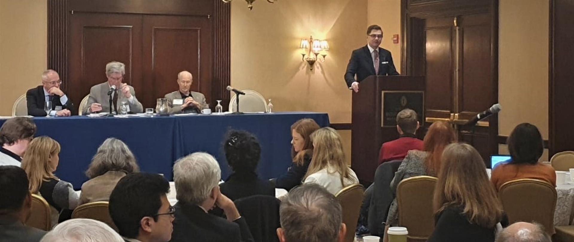 Prezes PAA dr Łukasz Młynarkiewicz przemawia podczas Kongresu Międzynarodowego Stowarzyszenia Prawa Energii Jądrowej