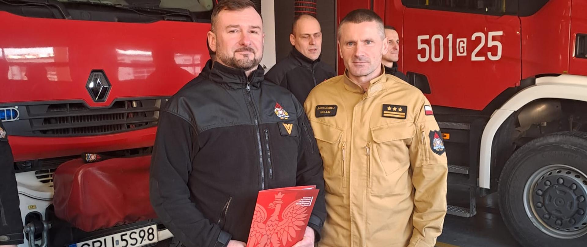 Na zdjęciu widać komendanta powiatowego oraz wyróżnionego strażaka z nagrodą jubileuszową.