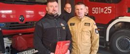 Na zdjęciu widać komendanta powiatowego oraz wyróżnionego strażaka z nagrodą jubileuszową.