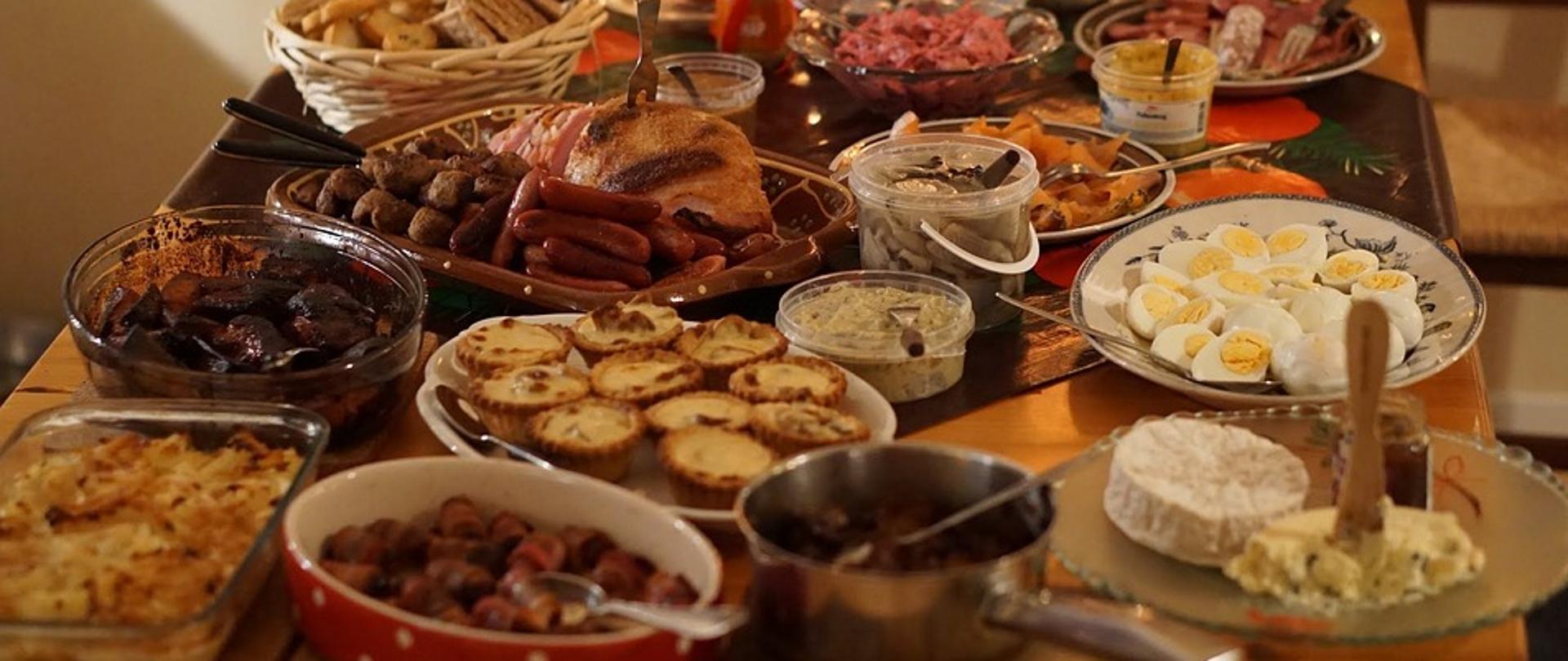 Suto zastawiony stół świąteczny