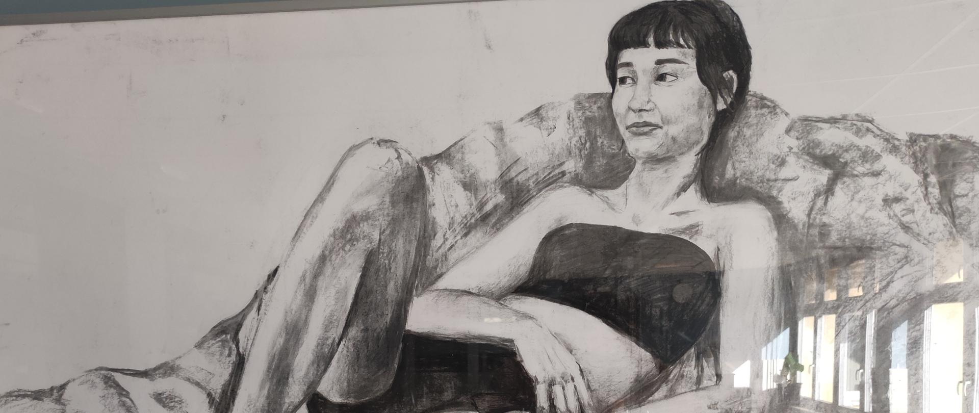 Rysunek czarno biały postać leżąca