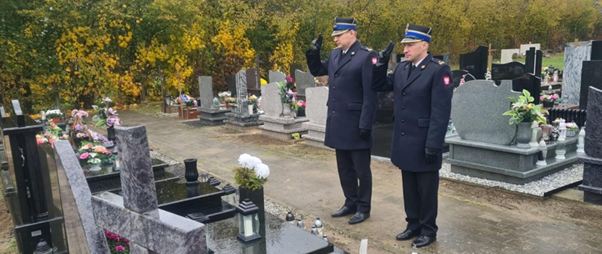 Delegacja Komendy Powiatowej Państwowej Straży Pożarnej uczciła pamięć zmarłych strażaków