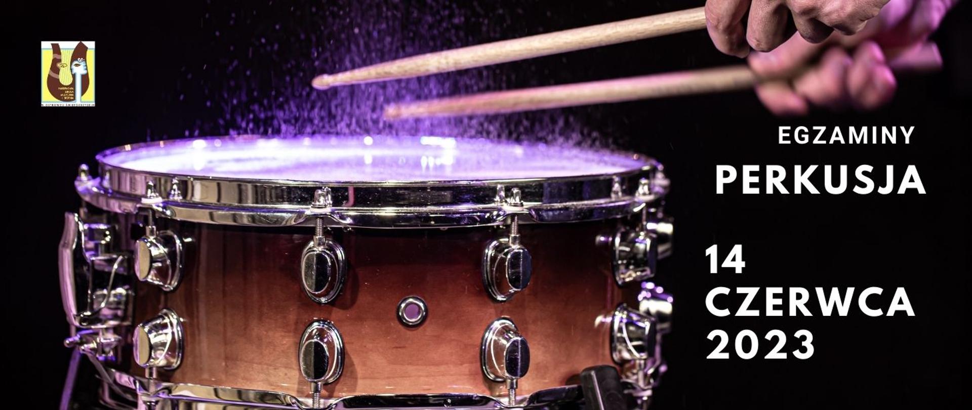 werbel na czarnym tle z białymi napisami, z logo szkoły w prawym górnym rogu w kolorze żółto-brązowym