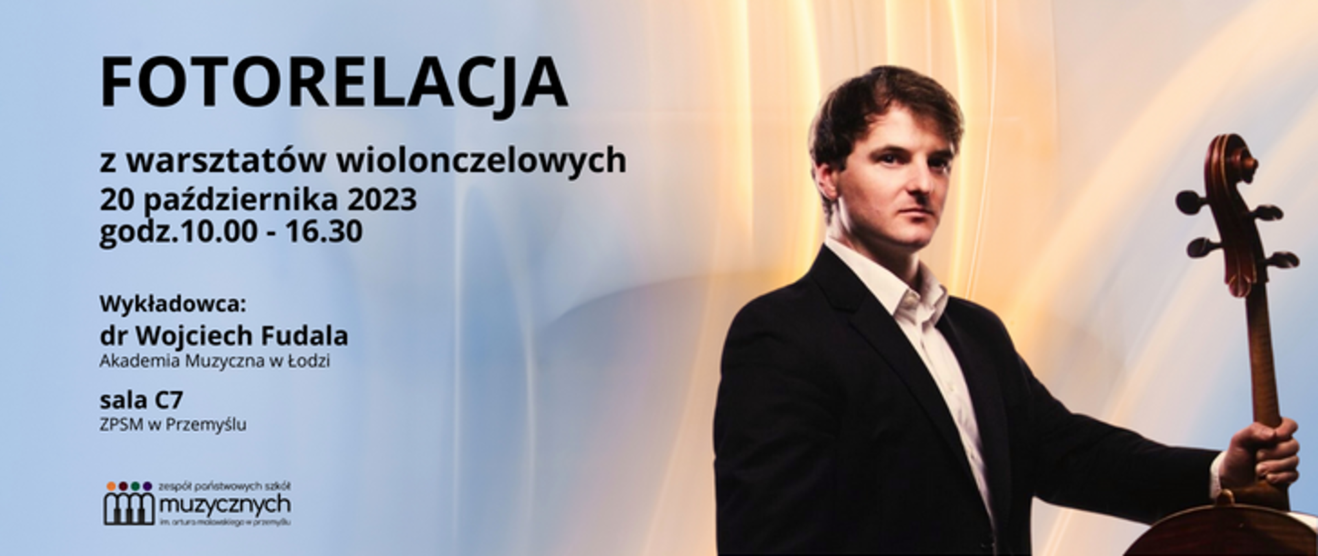 Na niebiesko złotym tle z lewej strony znajduje się napis: Fotorelacja z warsztatów wiolonczelowych 20.10.2023, godz. 10.00 - 16.30, wykładowca dr Wojciech Fudala AM w Łodzi, sala C7 ZPSM w Przemyślu oraz logo szkoły. Po prawej znajduje się zdjęcie Wojciecha Fudali trzymającego wiolonczelę.
