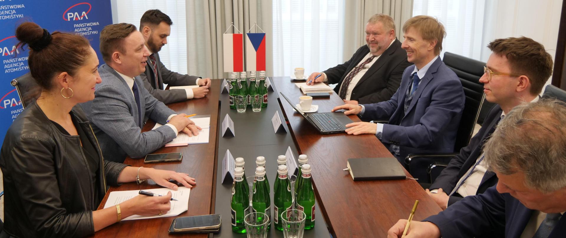 Spotkanie z przedstawicielami czeskiego Ministerstwa Przemysłu i Handlu. Uczestnicy spotkania siedzą przy stole.