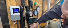 Uczeń klasy 3BTR technikum urządzeń i systemów energetyki odnawialnej w czasie podłączania modelu instalacji solarnej do ciepłej wody. Potoczek 27.01.2026