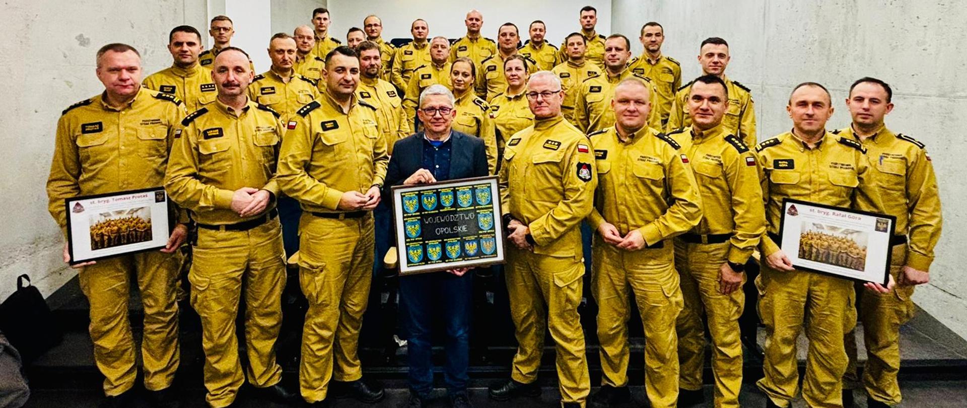 Wspólne zdjęcie uczestników narady służbowej oficerów prasowych i zespołów prasowych KW/KM/KP PSP województwa opolskiego wraz z gośćmi.