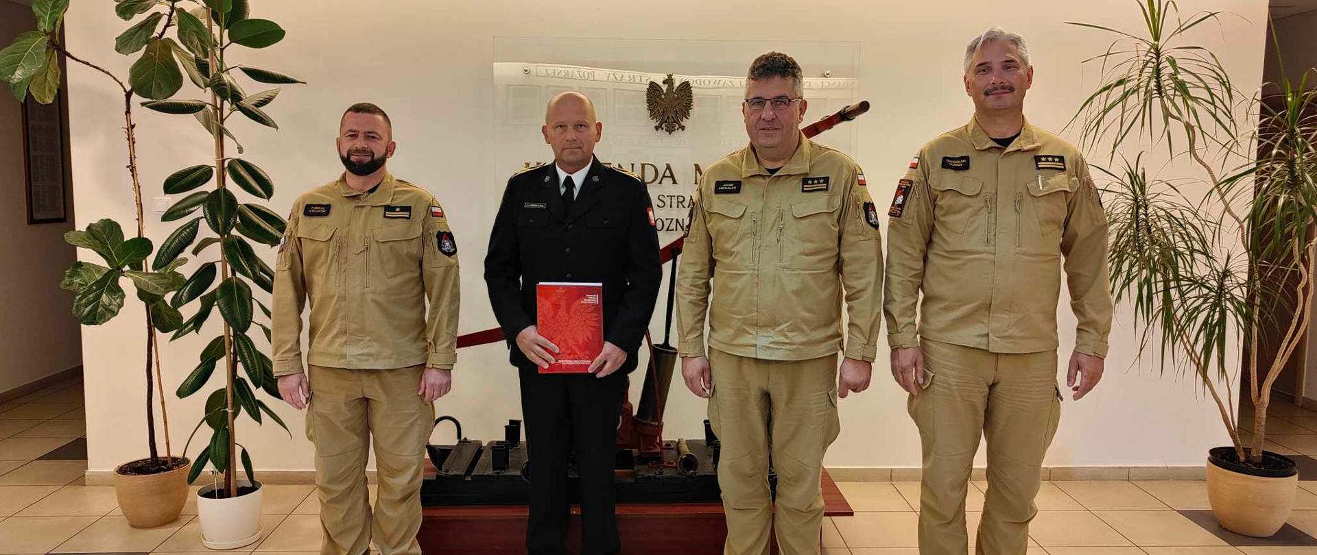 wspólne zdjęcie kadry i strażaka