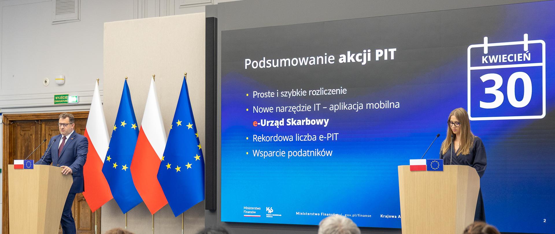 Szef KAS Marcin Łoboda oraz zastępca Szefa KAS Małgorzata Krok podczas konferencji prasowej