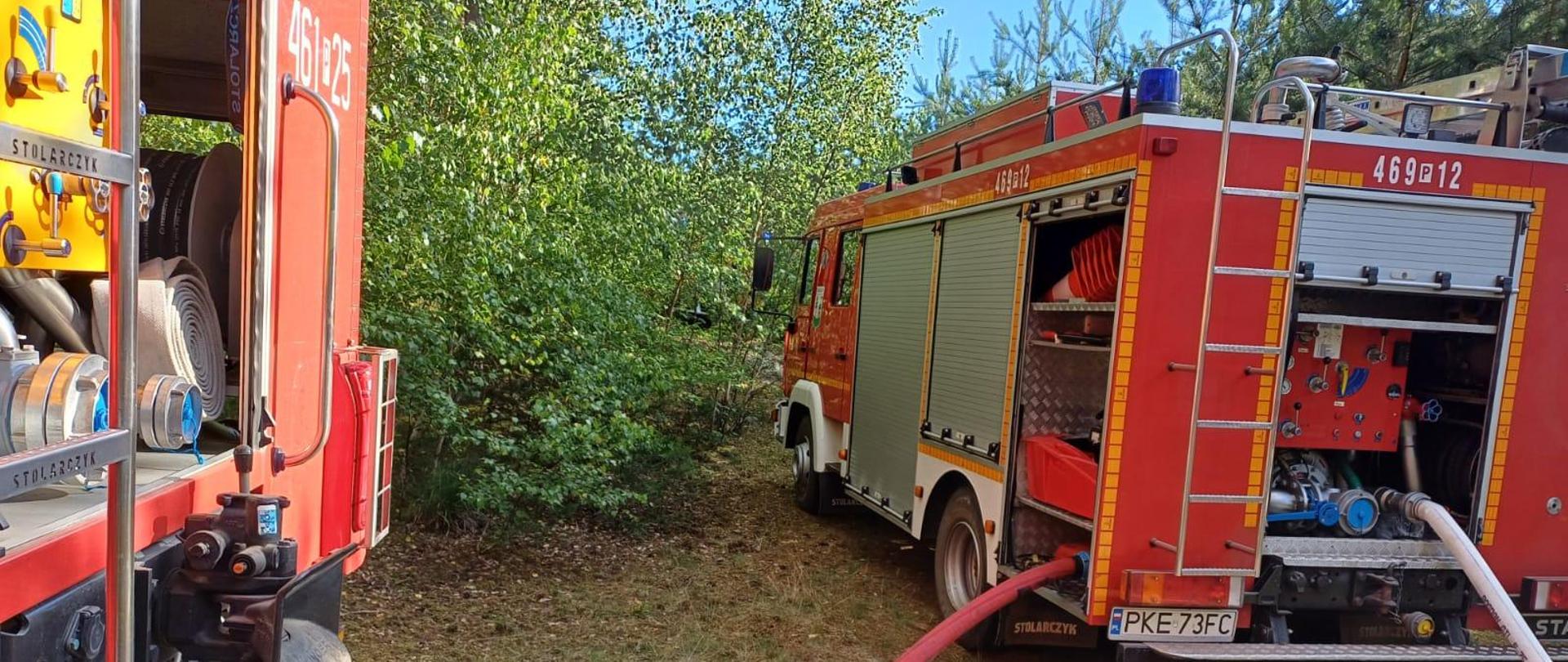 widoczne miejsce zdarzenia oraz pojazdy pożarnicze w czasie działań.