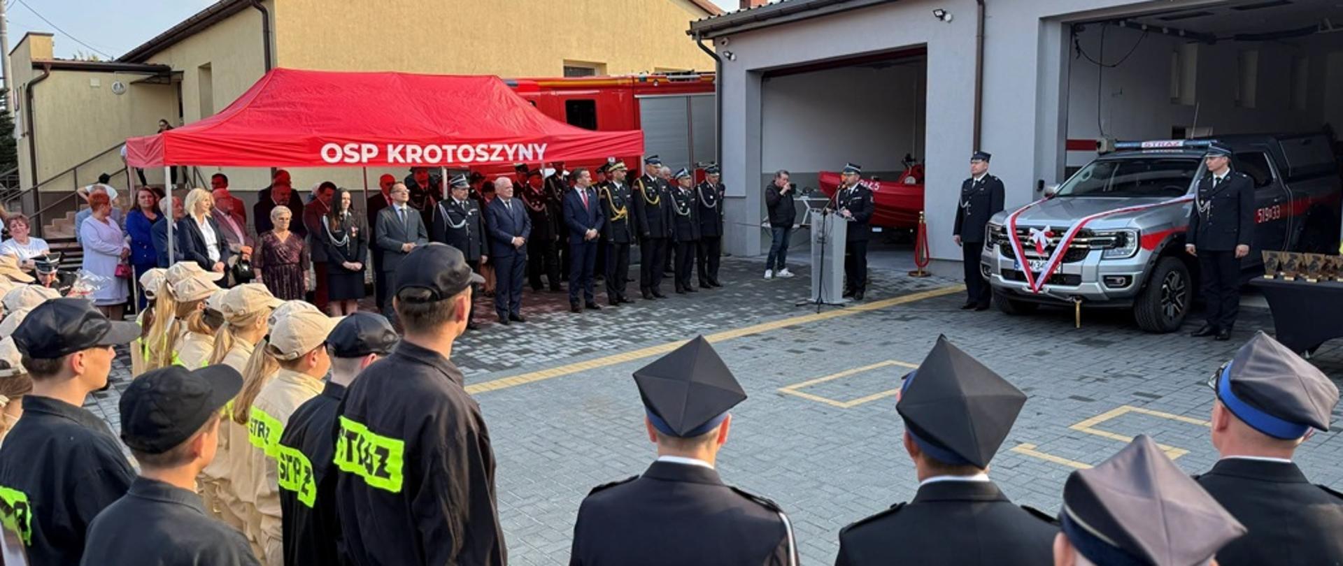 Uroczystość z okazji oficjalnego oddania do użytkowania magazynu OL i OC oraz przekazania lekkiego samochodu rozpoznawczo-ratowniczego i łodzi ratowniczej dla Ochotniczej Straży Pożarnej w Krotoszynach
