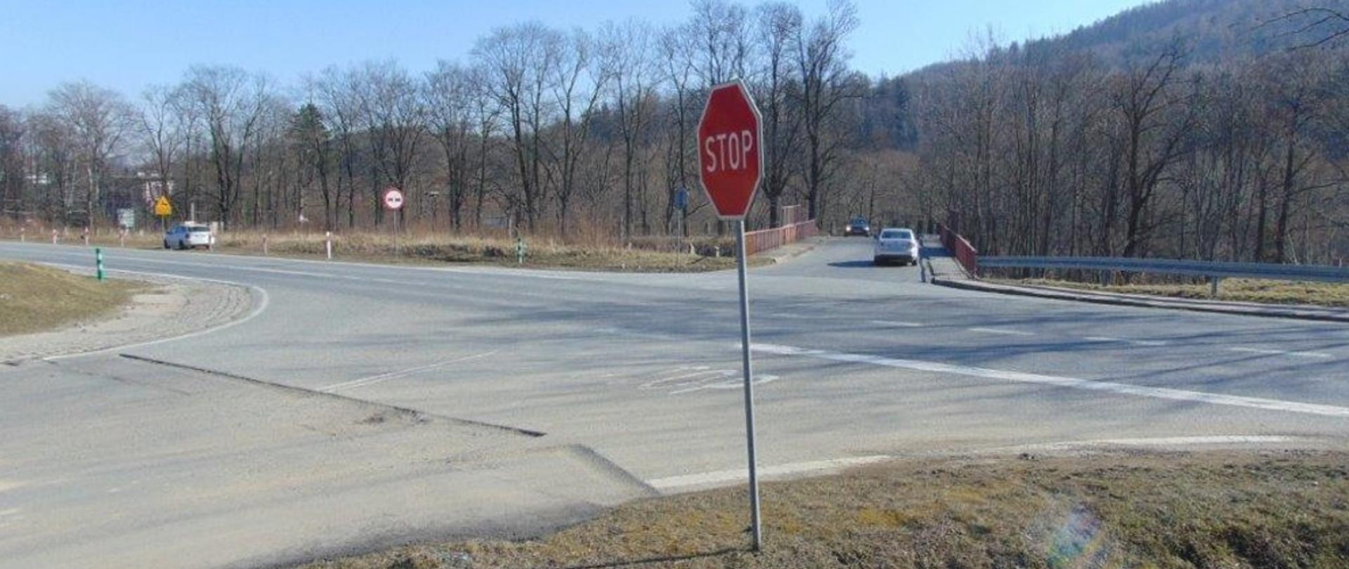 na zdjęciu widoczne skrzyżowanie, w tle pojazdy i znak STOP