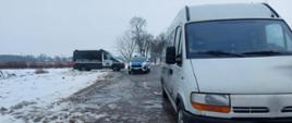 Bus przewożący pracowników zatrzymany do kontroli przez inspektorów mazowieckiej Inspekcji Transportu Drogowego. Kierujący był w stanie wskazującym na spożycie alkoholu.