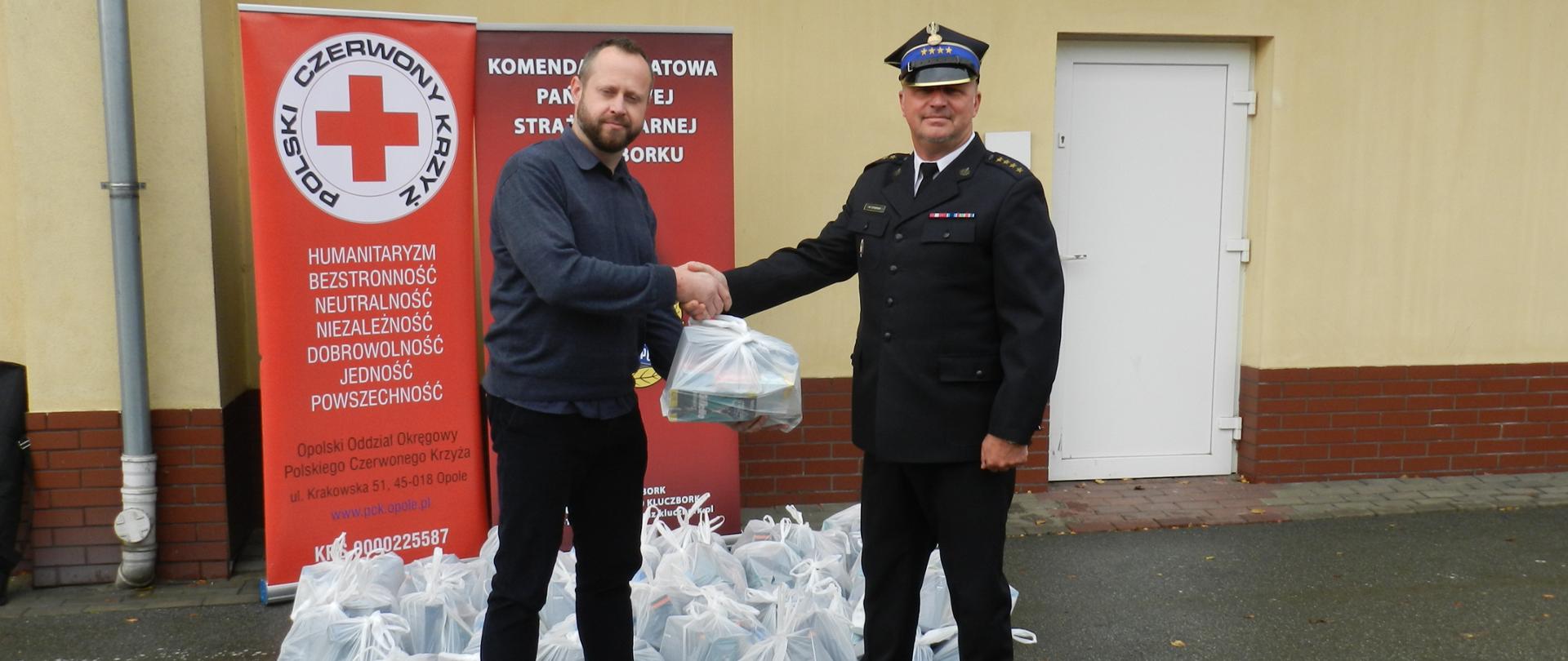 Funkcjonariusz PSP i przedstawiciel PCK OPOLE 