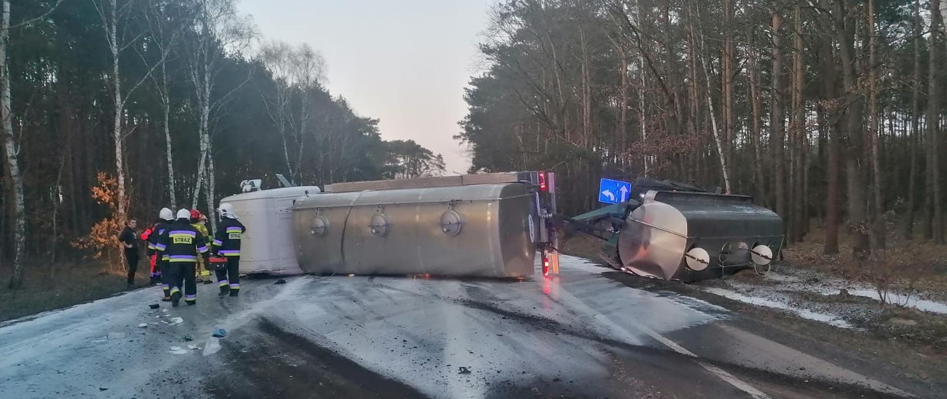 Przewrócona cysterna z mlekiem na DK - 11