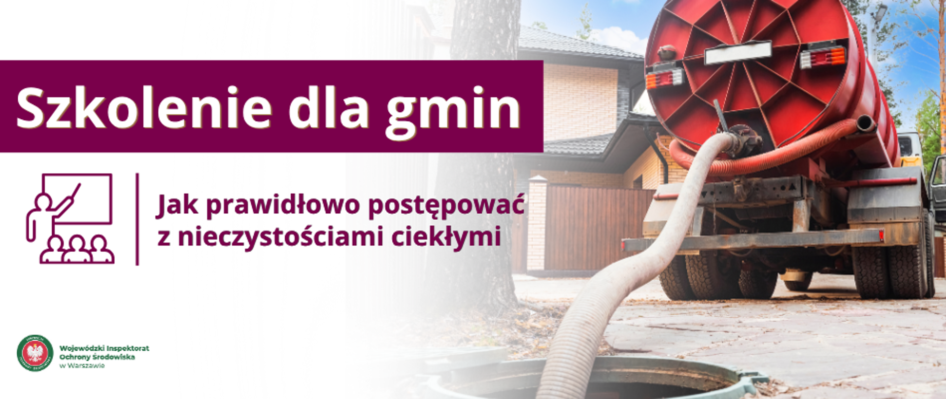 Prostokątna plansza podzielona na dwie części. Po prawej zdjęcie pojazdu asenizacyjnego (szambiarki) z rozwiniętym wężem wchodzącym do studzienki kanalizacyjnej. Po lewej napis "Szkolenie dla gmin - Jak prawidłowo postępować z nieczystościami ciekłymi" oraz ikona przedstawiająca osobę nauczającą słuchaczy przed tablicą.
