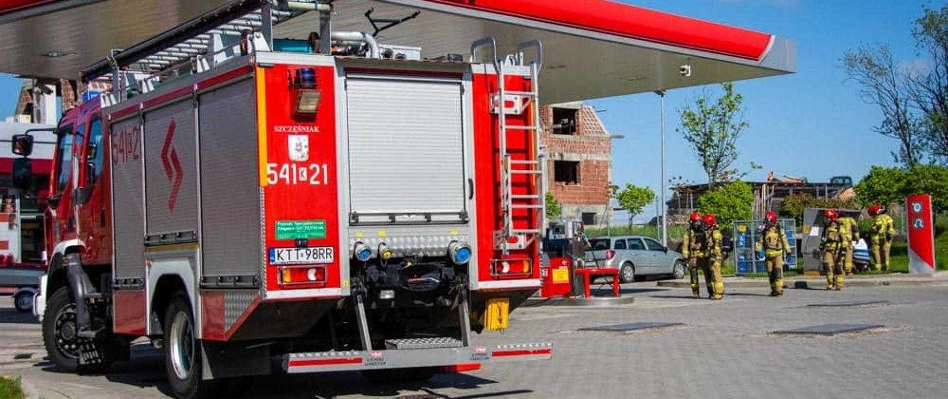 Zerwany przewód dystrybutora gazu LPG na stacji paliw.
