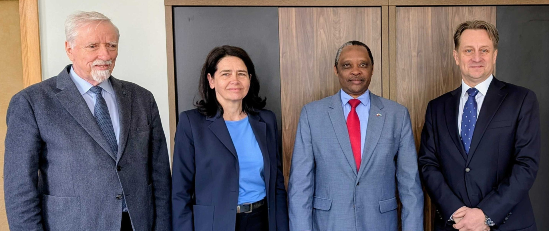 Visit of H.E. the Ambassador of Rwanda to Poland, Mr. Anastase Shyaka, to the National Institute of Telecommunications.
In the photo: Anastase Shyaka, Anna Streżyńska – Director of the Institute, Wojciech Kamieniecki – Deputy Director of NIT, and Krzysztof Szubert – Director’s Plenipotentiary.