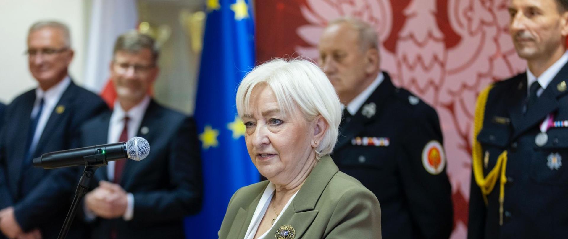 Uroczysta zbiórka z okazji Obchodów Święta Niepodległości w Komendzie Wojewódzkiej PSP w Łodzi - przemawia wojewoda łódzki Dorota Ryl