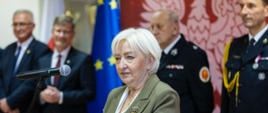 Uroczysta zbiórka z okazji Obchodów Święta Niepodległości w Komendzie Wojewódzkiej PSP w Łodzi - przemawia wojewoda łódzki Dorota Ryl