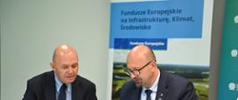Robert Gajda, Zastępca Prezesa Zarządu NFOŚiGW, oraz przedstawiciele Aquanet S.A. podczas podpisania umowy na inwestycję w zielono-niebieską infrastrukturę w Poznaniu, współfinansowaną z Funduszy Europejskich.