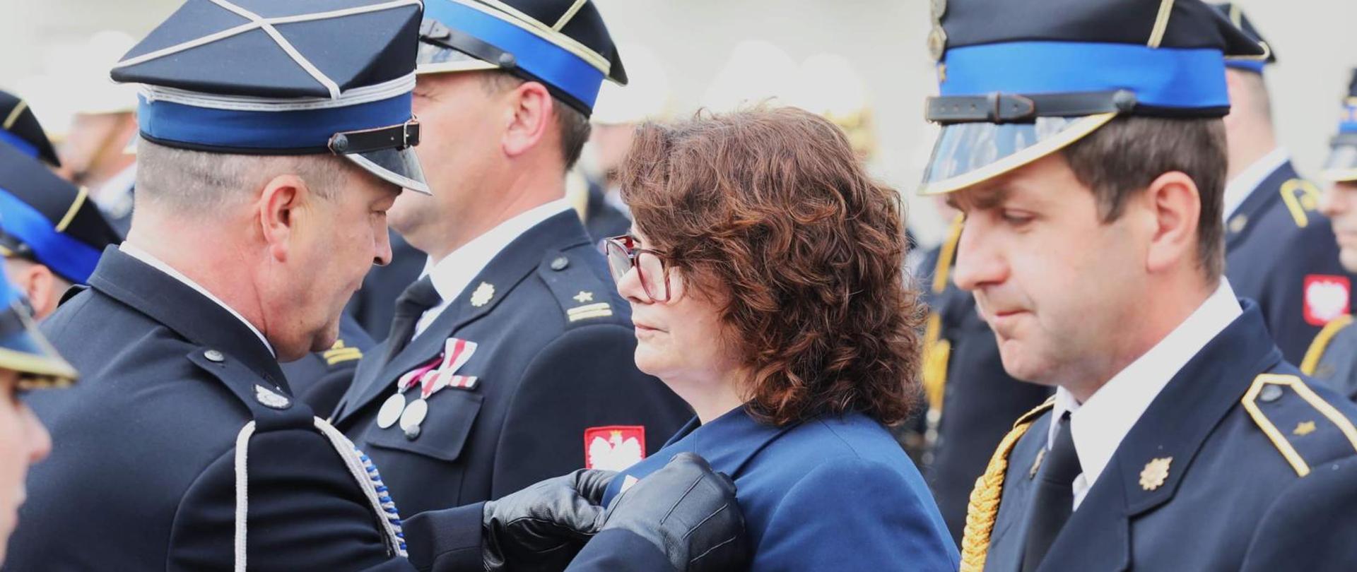 Dyrektor Generalna MAP Ewa Weber, uhonorowana Srebrnym Medalem Za Zasługi Dla Pożarnictwa