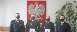 Zdjęcie przedstawia komendanta powiatowego PSP w Kole wraz z zastępcą komendanta powiatowego PSP w Kole podczas wręczania aktów mianowania na wyższe stanowiska służbowe.
