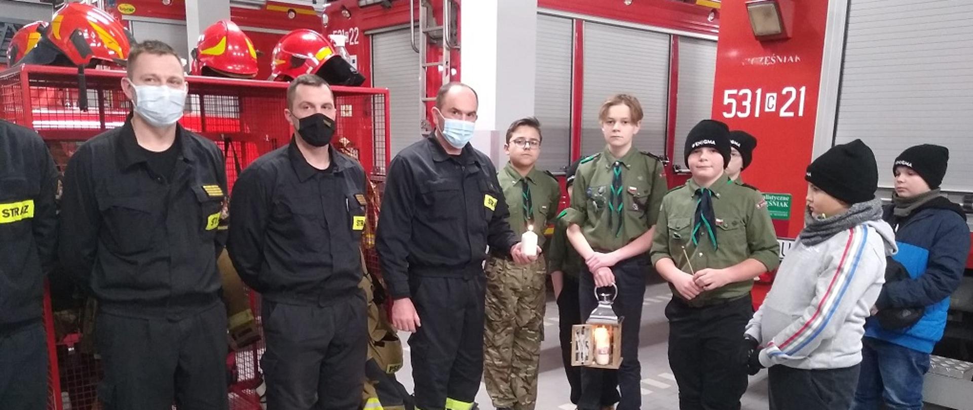 Na zdjęciu funkcjonariusze Komendy Powiatowej Państwowej Straży Pożarnej w Świeciu od lewej młodszy ogniomistrz Łukasz Gwizdała, młodszy ogniomistrz Piotr Młynek, aspirant Jarosław Okraska podczas przekazania Betlejemskiego Światełka od harcerzy z drużyny Enigma.