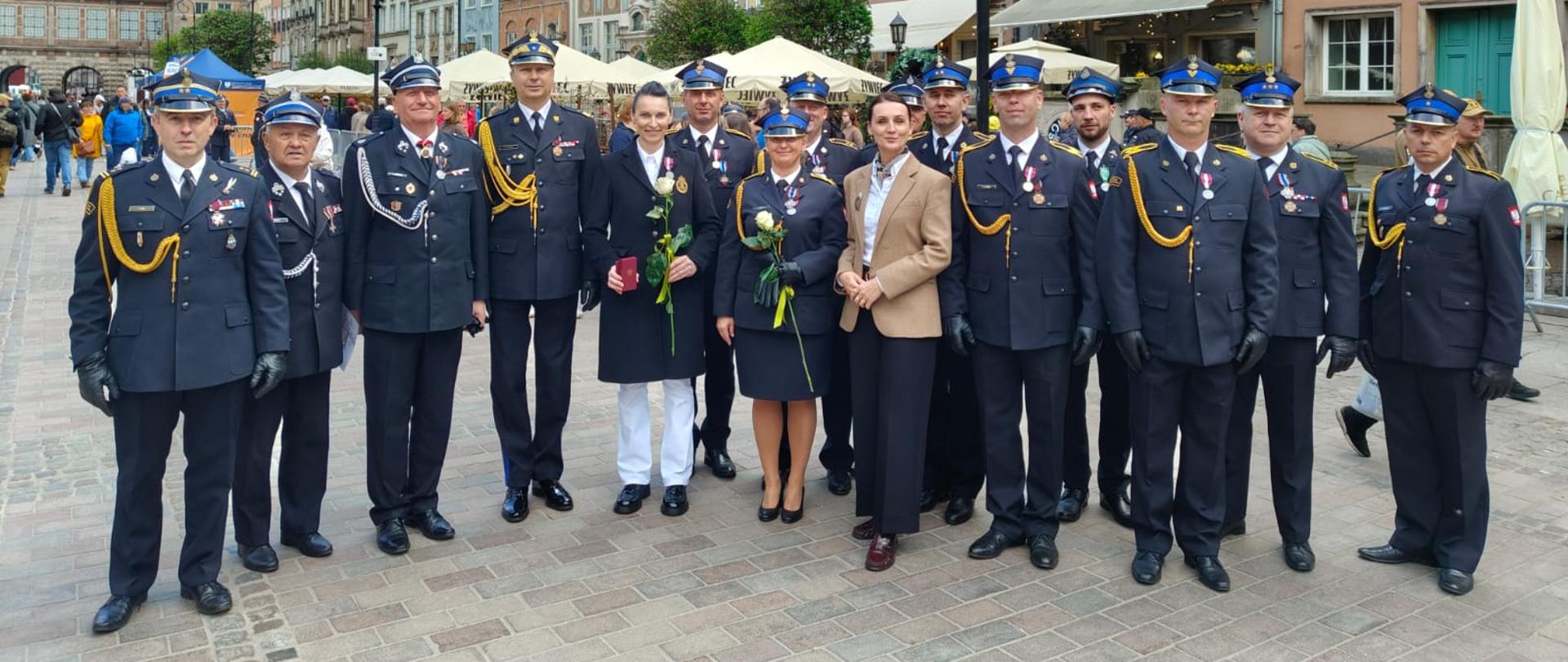 Zdjęcie grupowe wyróżnionych z terenu powiatu kartuskiego w asyście zastępcy komendanta głównego oraz pani wojewody